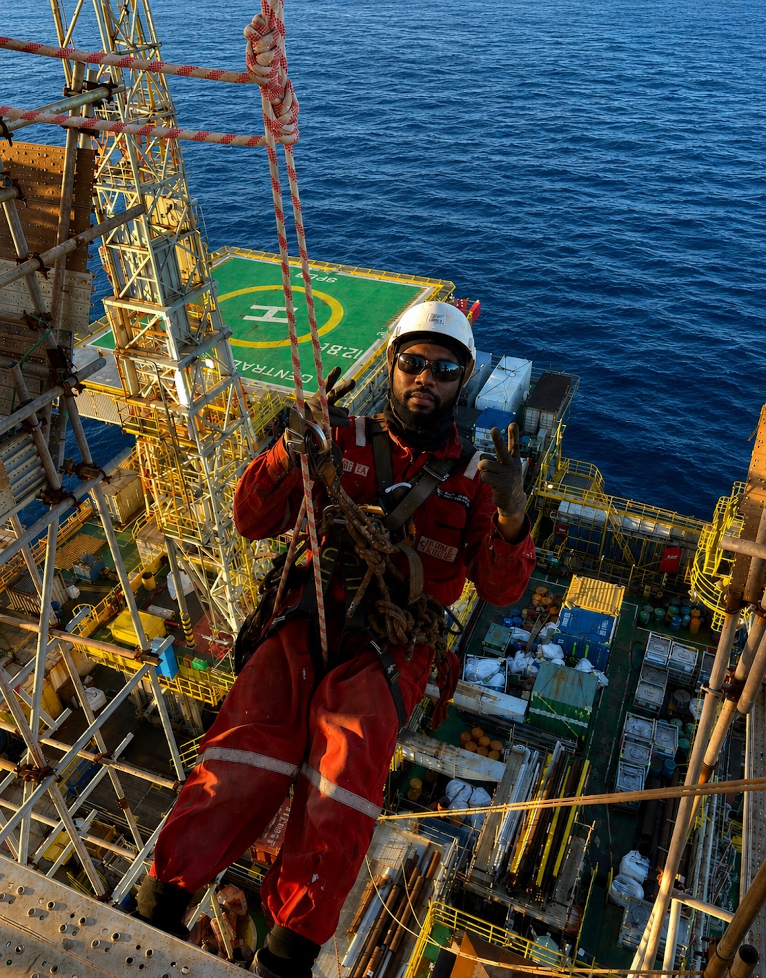 Alpinista industrial em plataforma offshore