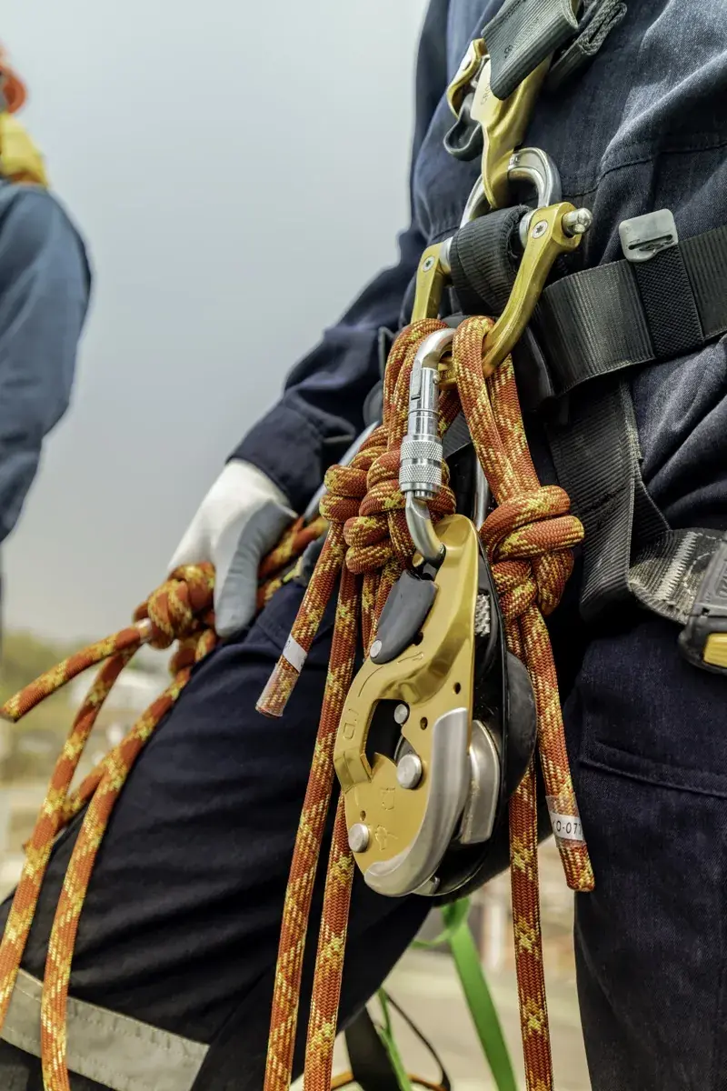 Mosquetões e equipamento de acesso por corda