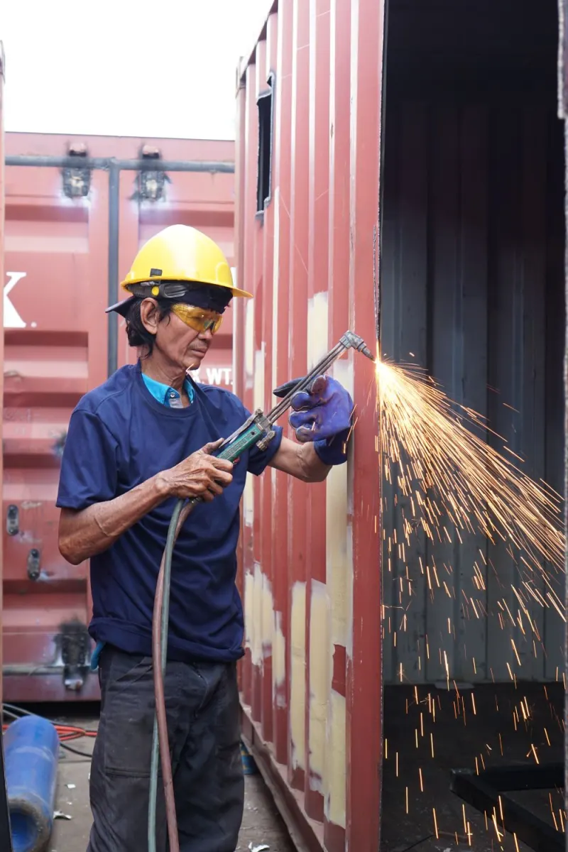 Faíscas de solda em processo industrial